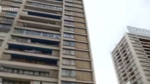 Cile, ragazzo di 23 anni cade dal 17esimo piano e sopravvive 