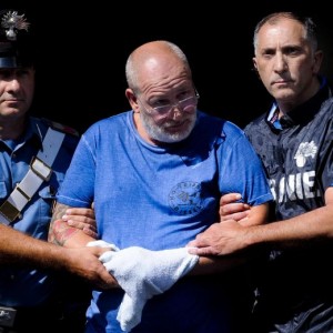 Napoli: Luigi Cimmino arrestato, parenti gridano "Bravo" fuori da caserma