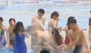 Gara di baci subacquei a Shanghai: coppia resiste 1 minuto e 20 secondi