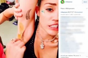  Miley Cyrus ceretta social: si depila e invia gli scatti a Brad Pitt 