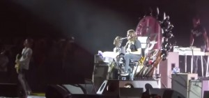 VIDEO YouTube - Dave Grohl torna a suonare... su un trono di chitarre 