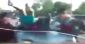 VIDEO YouTube - Donne litigano per strada, auto le travolge come birilli