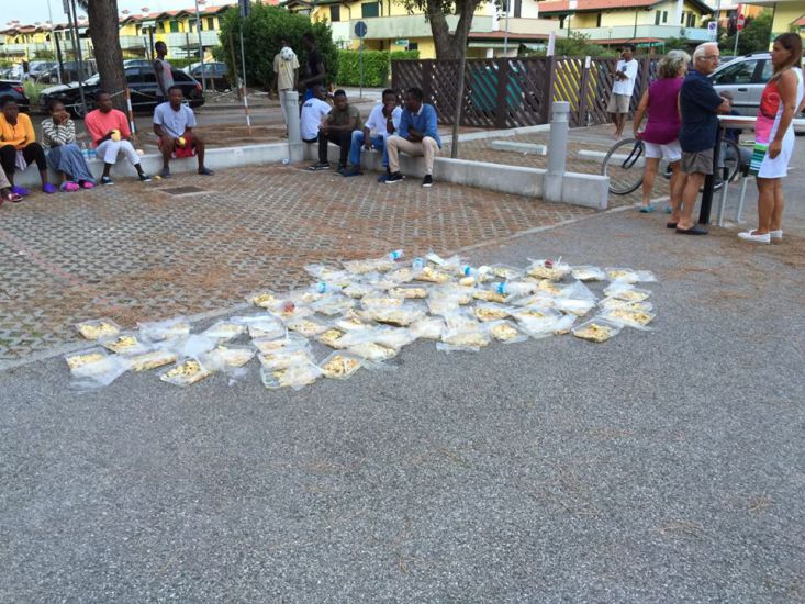 Eraclea (Venezia): profughi protestano contro il cibo e lo buttano in strada