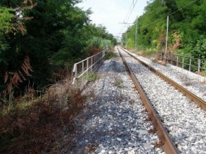 Parma, senza tetto trovato morto lungo la ferrovia: forse un malore