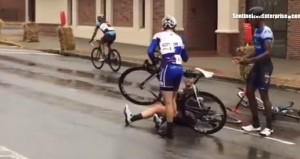 Rissa alla Longsjo Classic, ciclista prende a pugno avversario durante gara