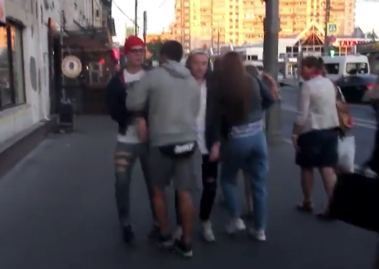 VIDEO YouTube, Russia: cosa succede se due uomini si tengono per mano a Mosca