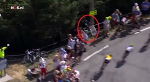 VIDEO YouTube - Tour de France 2015, Geraint Thomas contro guardrail e...