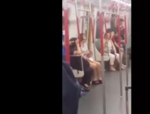 Donna piange, grida e batte i piedi a terra in metro: il telefonino si è scaricato