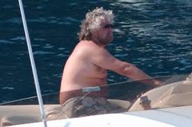 Beppe Grillo e Parvin Tadik, coccole e tenerezze in spiaggia in Sardegna