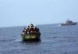 Immigrazione, 13 cadaveri su un barcone nel Canale di Sicilia