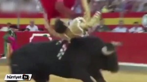 VIDEO YouTube - Matador Lorenzo Sanchez incornato da toro. Pensava di aver vinto