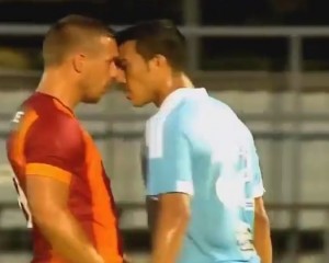 Lukas Podolski, schiaffo all'avversario alla prima col Galatasaray