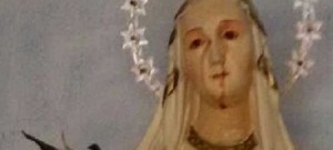 Auditore, statua Madonna con lacrime rosse: "Piange sangue"