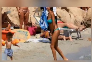 Melissa Satta abbronzatissima: vacanze in Sardegna con Kevin e Maddox 