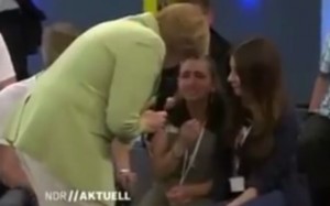 VIDEO YouTube - Merkel a ragazzina libanese: "Non possiamo fare arrivare tutti". E lei scoppia a piangere