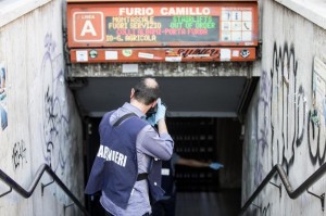 Bimbo morto in metro a Roma, tre denunciati per omicidio colposo