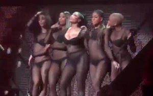 Nicki Minaj (un frame del video da YouTube)