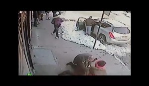  New York, poliziotto sbatte a terra e arresta 11enne ispanica innocente
