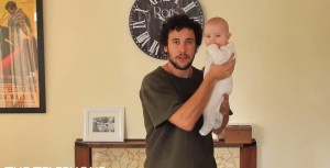 17 modi per tenere in mano il figlio neonato. Il tutorial del papà neozelandese