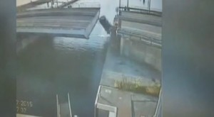 VIDEO YouTube. Olanda, sbatte sul ponte mobile e cade in acqua con l'auto: illeso