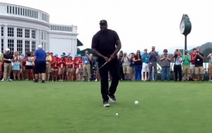 Shaquille O'Neal fallisce tiro a golf: spettatori ridono