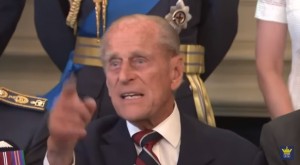 VIDEO YouTube. Principe Filippo si arrabbia: "Scatta quella dannata foto!"