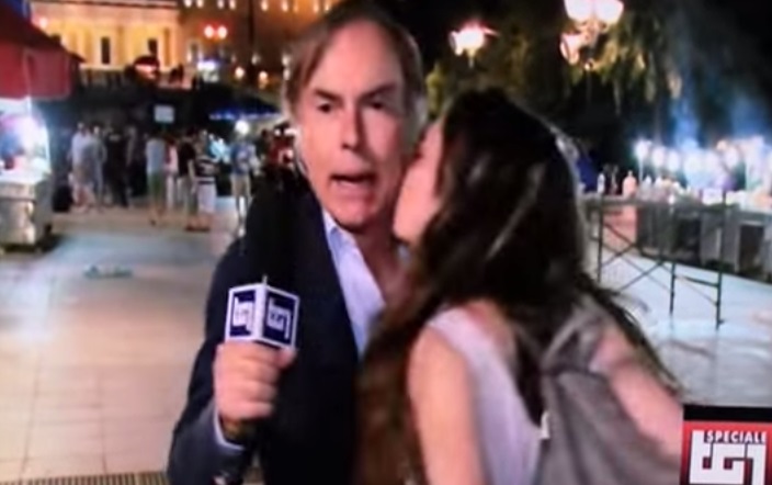 Video YouTube, giornalista Rai ad Atene baciato da una manifestante in diretta