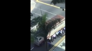 Singapore, passanti alzano camion; sotto c'è pedone intrappolato