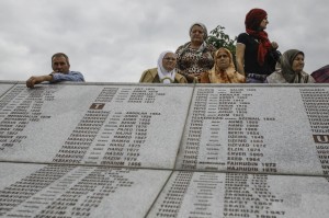 Srebrenica 20 anni dopo. Observer: "Onu, Usa, Gb e Francia permisero il massacro"
