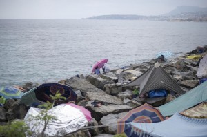Ventimiglia, migranti da un mese sugli scogli: "Non ce ne andiamo"