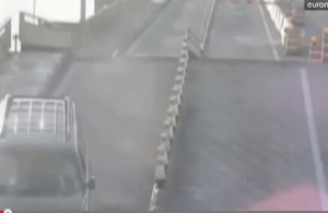 Florida, non si accorge del ponte levatoio ed è costretto a saltare con l'auto