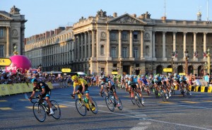 Parigi, auto tenta di sfondare barriera del Tour France a Parigi: polizia spara