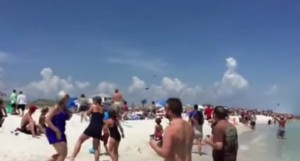 Florida, caccia acrobatico vola basso su spiaggia: ombrelloni finiscono all'aria