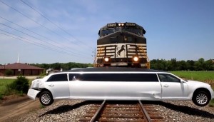 Usa, Limousine ferma sui binari: treno merci la trascina via, nessun ferito