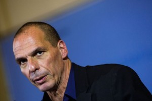 Grecia, Varoufakis denunciato per "piano B": rischia processo per alto tradimento