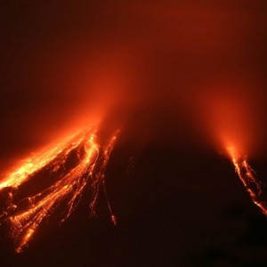 VIDEO Vulcano Colima erutta in Messico: villaggi sgomberati, aeroporto chiuso