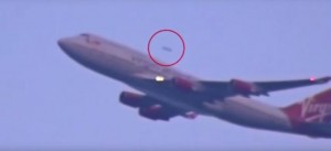 Aereo decolla a New York, dietro c'è uno strano oggetto in volo: un Ufo