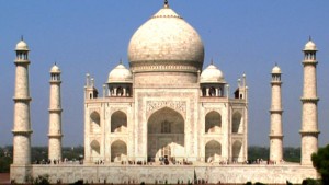 India, cade lampadario nel Taj Mahal: sfiorata tragedia