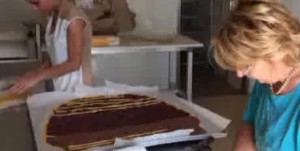 Anna Tatangelo prepara torta con la madre: VIDEO su Instagram