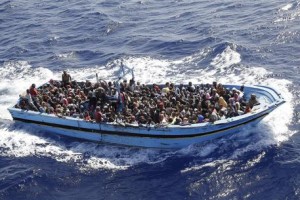 Libia: barcone con 700 immigrati si rovescia in mare. Finora trovati in 150...
