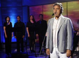 La Spezia, Andrea Bocelli canta a sorpresa per sposi ignari