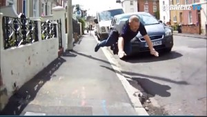 Video YouTube: lite automobilista-ciclista, poi la caduta