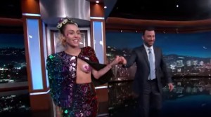 VIDEO YouTube: Miley Cyrus a seno nudo al talk show