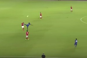 VIDEO YouTube Demba Ba, calcio in faccia a avversario. ma..