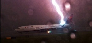 VIDEO YouTube. Fulmine colpisce Boeing 737 ad Atlanta