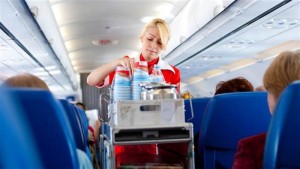 Hostess, 12 cose odiate nei passeggeri: cuffie, pannolini...