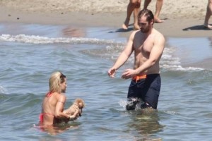 Michelle Hunziker denunciata: giocava col cane nella sabbia