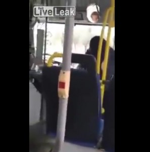 VIDEO YouTube. Donne islamiche attaccano autista del bus