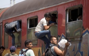 Macedonia blocca confine con Grecia: stop a flusso migranti