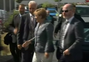 Merkel: vigliacco chi attacca profughi. Fischiata da neonazi
